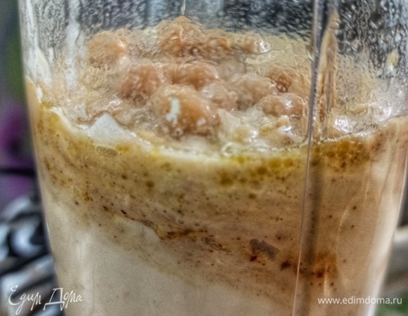 Нут кладем в блендер, добавляем 10 ст. л. отвара, в котором он варился (можно добавить постепенно, тем самым регулируя на свой вкус), и 3 ст. л. оливкового масла. Начинаем измельчать.