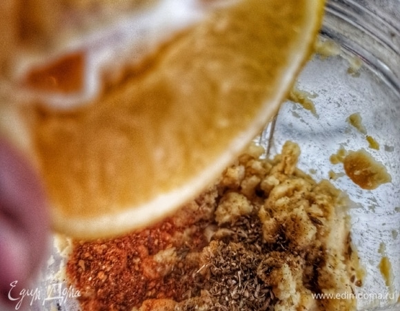 Добавляем все специи и соль и выжимаем сок из половинки лимона (лимона можно больше или меньше — как вы любите). Добавляем кунжутную пасту тахини. Хорошо измельчаем. Пробуем на свой вкус. Если надо, корректируем.