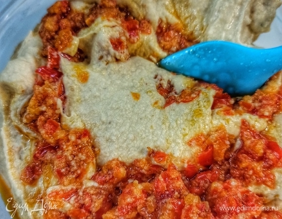 Добавляем обжаренный болгарский перец с чесноком. Перемешиваем.