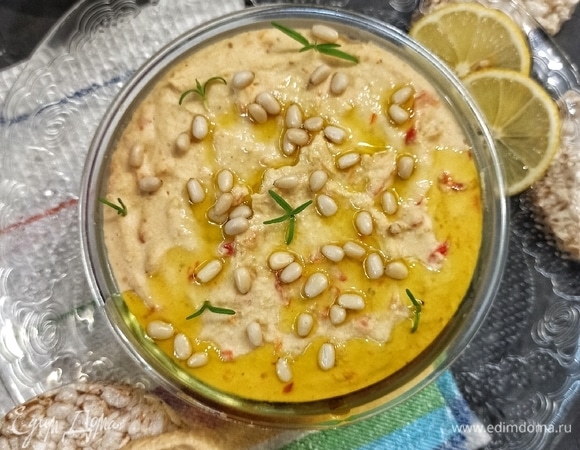 Выкладываем в миску. Сверху выливаем 1 ст. л. оливкового масла и украшаем орешками и зеленью (по желанию).