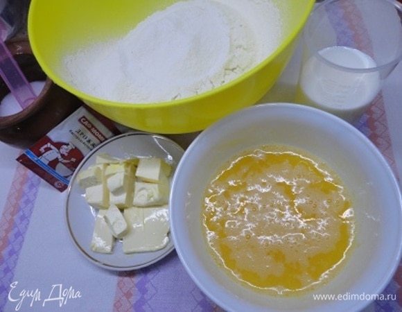 Все продукты должны быть комнатной температуры. Муку просеиваем и смешиваем с солью. Масло предварительно достать из холодильника, чтобы оно размягчилось. Сахар и ванильный сахар размешать венчиком вместе с яйцами.