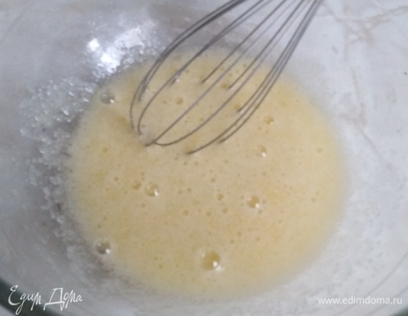 Смешать яйцо, сахар, соль, ванилин.