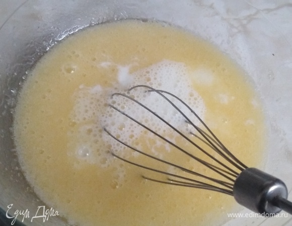 Влить молоко.