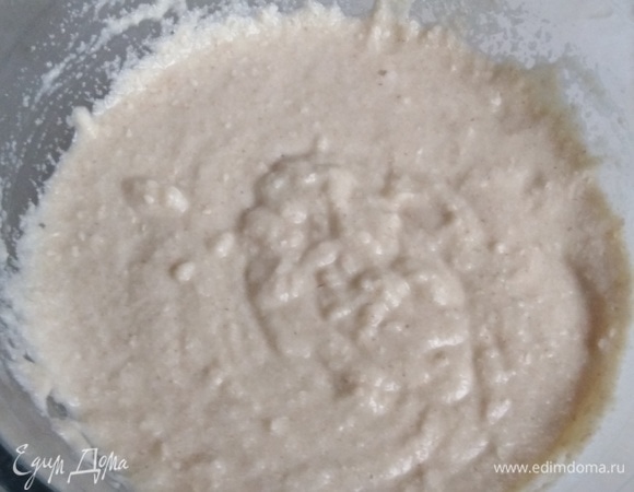 Тщательно перемешать. Накрыть емкость с тестом пищевой пленкой. Оставить для набухания крупы на 1 час. За это время масса загустеет и будет готова для формовки.
