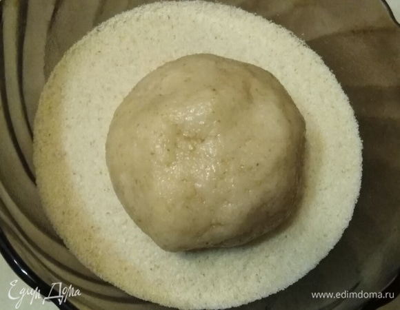 Влажными руками взять кусочек теста. Скатать в шар. Обвалять в манке. Форму печенью можно придать любую на ваш вкус.