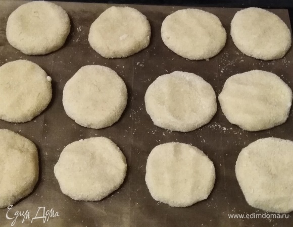 Сформированное печенье выложить на пергамент или коврик для запекания.