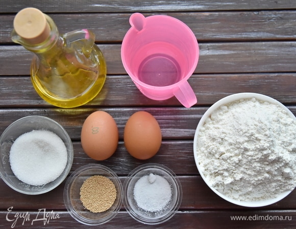 Подготовить необходимые продукты. Муку просеять через сито.