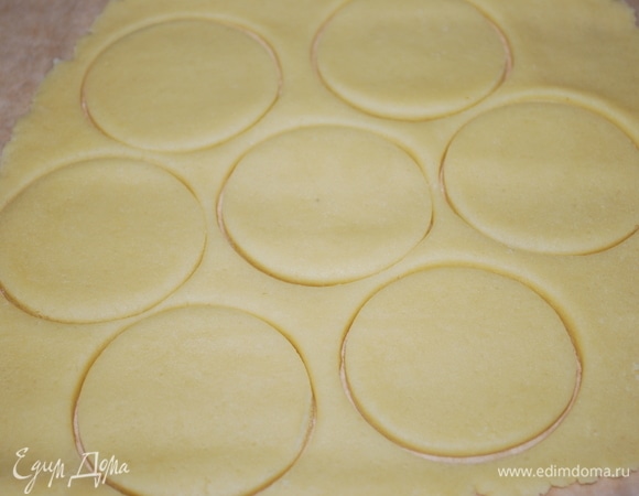 Раскатайте тесто толщиной 5–6 мм и формой вырежьте кружки.