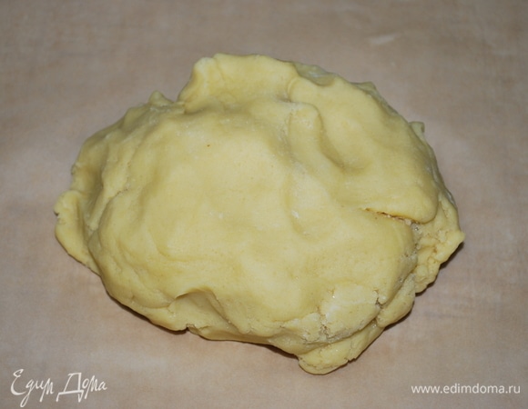 Тесто получается очень мягким, с ним легко работать.