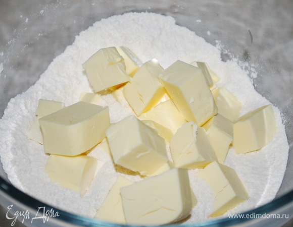 Добавьте холодное сливочное масло и пробейте все миксером в крошку (или руками, только делайте это все быстро, чтобы тесто не грелось от ваших рук).