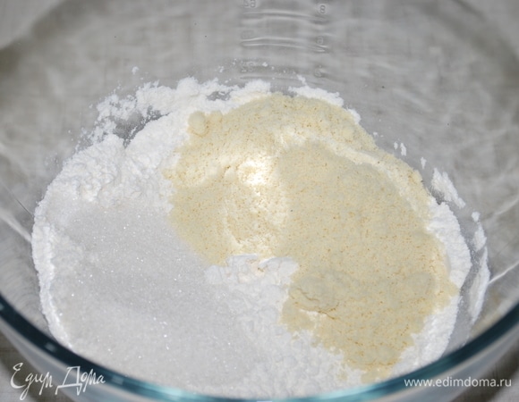 Муку соедините с разрыхлителем, солью и миндальной мукой.