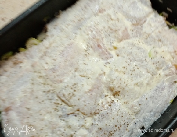 На подушку из овощей выложить филе трески, смазать тоненьким слоем майонеза, по желанию добавить соль, перец.