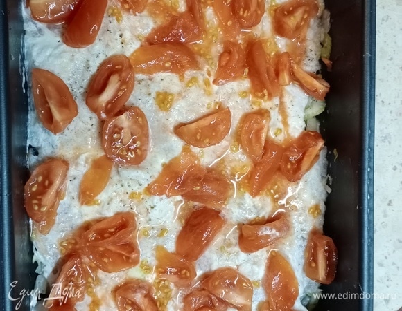 Сверху выложить нарезанные на четвертинки помидоры.