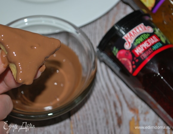 Готовому печенью дайте остыть и только потом дно «шляпки» окунайте в растопленный шоколад.