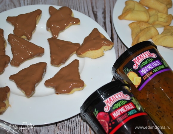 Дайте полностью застыть шоколаду (я его убрала в холодильник на 15 минут).