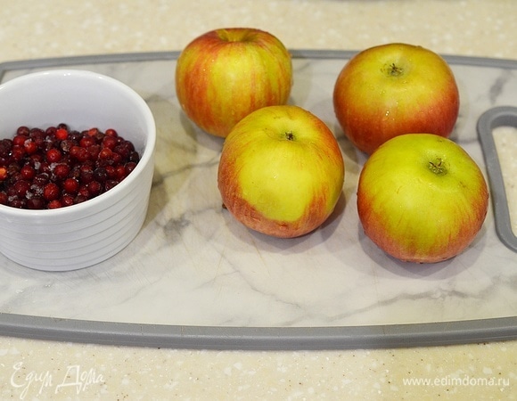 Вот такие яблоки и брусника замороженная у меня были.