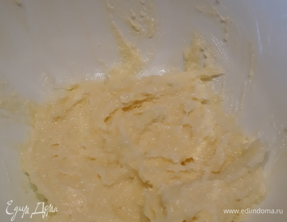 Размягченное сливочное масло взбиваем с сахаром, щепоткой соли, ванильным сахаром. Затем вводим 2 яйца. После взбивания получается кремовая текстура.