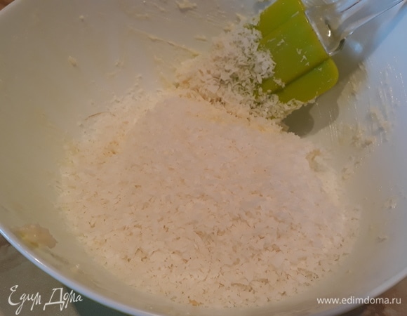 Добавляем кокосовую стружку. Силиконовой лопаточкой перемешиваем.