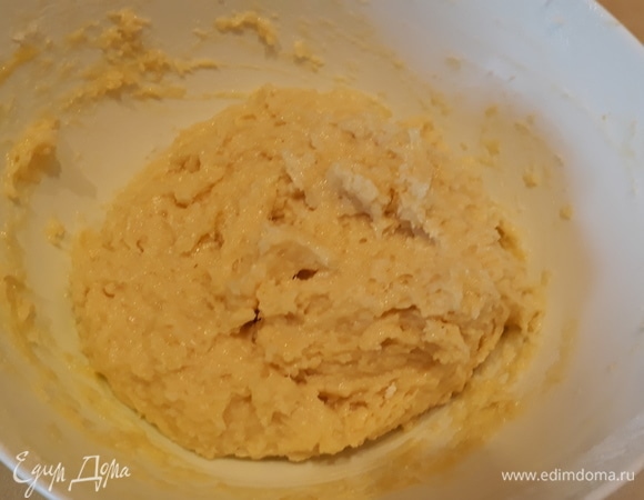 Всыпаем муку и разрыхлитель. Все тщательно перемешиваем. Убираем в холодильник на 50 минут.