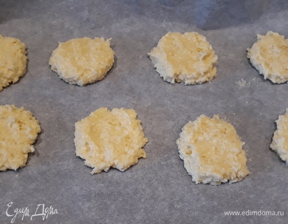 Разогреваем духовку до 180°C. На противень кладем пергамент. Ложкой выкладываем тесто, сверху нужно слегка приплюснуть печенье. Ставим в духовку. Печенье готовится примерно 15 минут до золотистого цвета. Главное, не передержать в духовке.