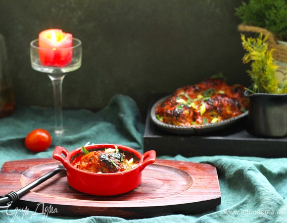 Влейте в сковороду с уже обжаренными голубцами смесь сметаны и рубленых томатов и запекайте при температуре 180°C 30–40 минут до готовности.