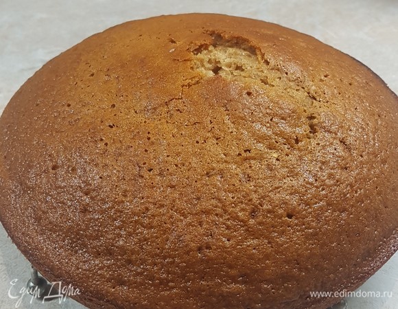 Готовый корж полностью остудить на решетке. Разрезать на два коржа.