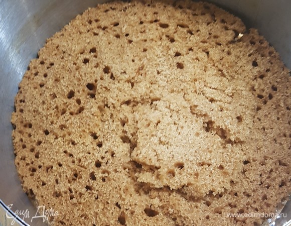 В сервировочное кольцо уложить корж и вылить на него половину крема. Сверху уложить второй корж и вылить оставшийся крем.