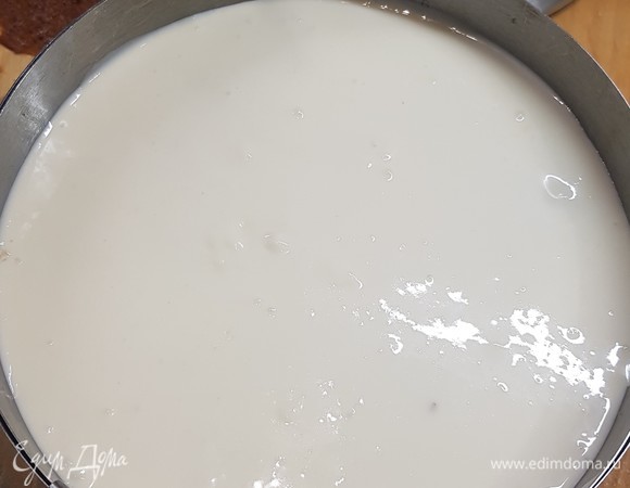 Поставить торт для застывания в холодильник на несколько часов, а лучше на ночь. За это время коржи пропитаются, и крем застынет.