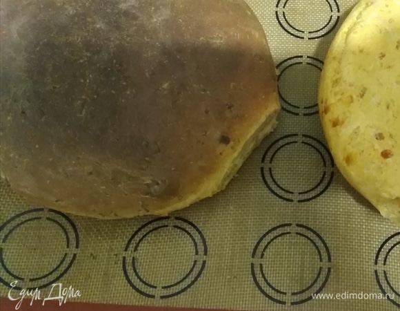 Выпекать хлеб 45 минут. В процессе выпечки я убавила огонь до 160°C, когда корочка подрумянилась. Остудить.