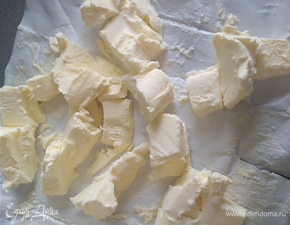 Холодное сливочное масло (это важно) нарезать кубиками.