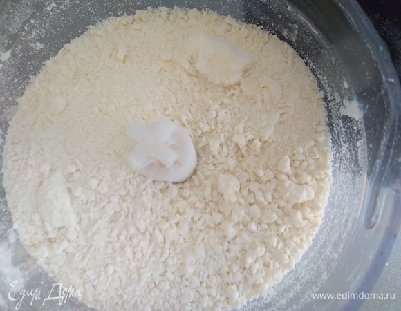 Добавить к муке и включить комбайн. Должна получится мелкая крошка.