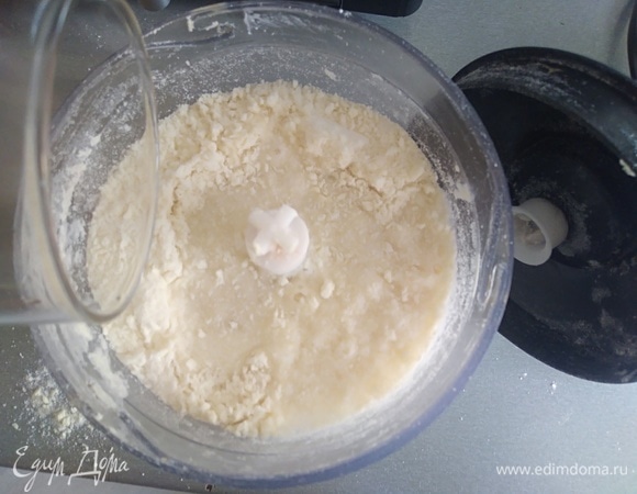 Воду заранее поставить в морозилку. Она должна быть ледяной. Влить сначала 50 мл в тесто и пробить. Если не собралось в комок, то влить оставшуюся воду.