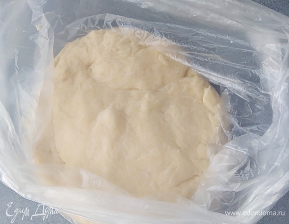 Собрать тесто в шар, завернуть в пакет и убрать в холодильник на час.