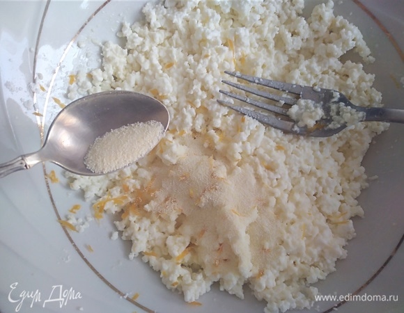 Всыпать цедру лимона и манную крупу. Хорошо перемешать.