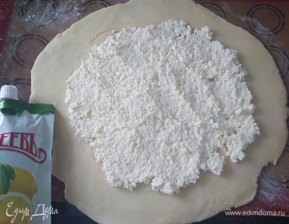 Мысленно начертить круг поменьше, разложить творожную начинку.