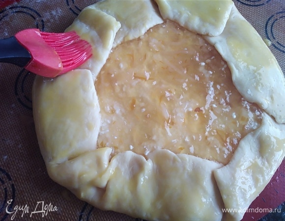 Края галеты завернуть, смазать их желтком.