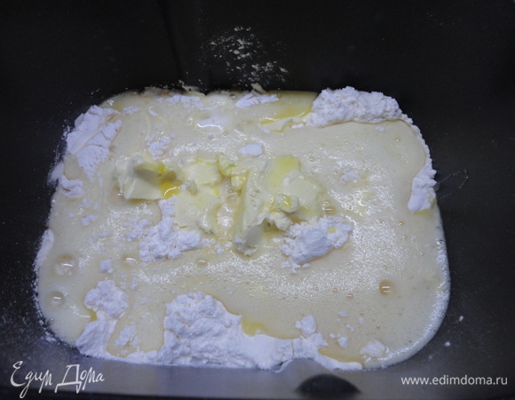 Продукты поместить в форму для выпечки согласно инструкции к хлебопечке рецепта 19. Форму поместить в печь и засыпать дрожжи в диспенсер.