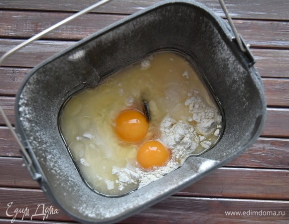 Добавить воду, крупное яйцо, яичный желток, растительное масло.