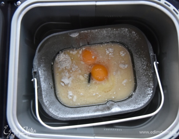 Установить емкость с ингредиентами в корпус хлебопечи. Закрыть крышку. Подключить прибор к электросети.