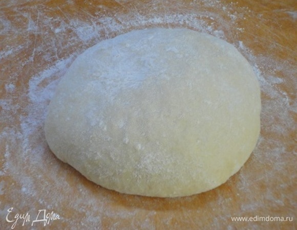 Через 3 часа 15 минут тесто выкладываем на подпыленную мукой доску, подбиваем в шар и даем подойти еще раз.