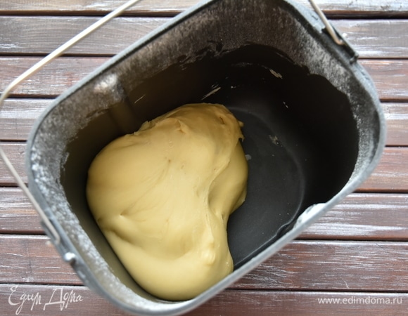 Через отведенное время достать тесто из формы.