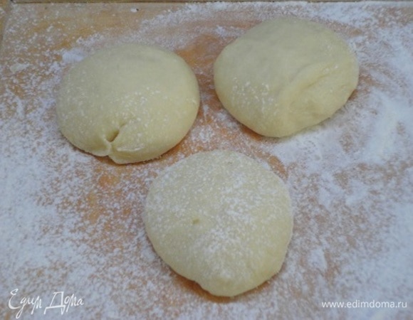 Подошедшее тесто делим на одинаковые части, раскатываем в лепешечки, посыпаем сахаром и формируем плюшки в форме сердечка.