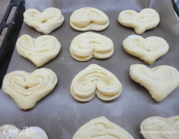 Выкладываем на противень и еще посыпаем сахаром. Выпекаем в духовке 15–20 минут при 180°C.