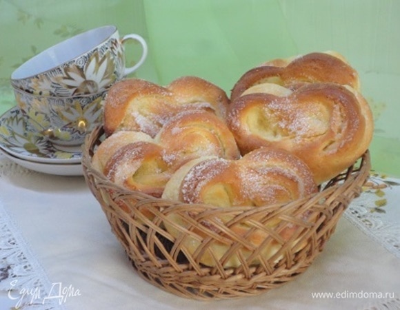 Остывшие плюшки подаем к чаю.