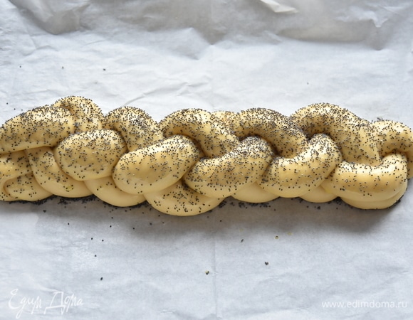 Концы теста заправить под низ изделия. Дать хале время подняться. Смазать со всех сторон взбитым с молоком яичным желтком и посыпать маком.