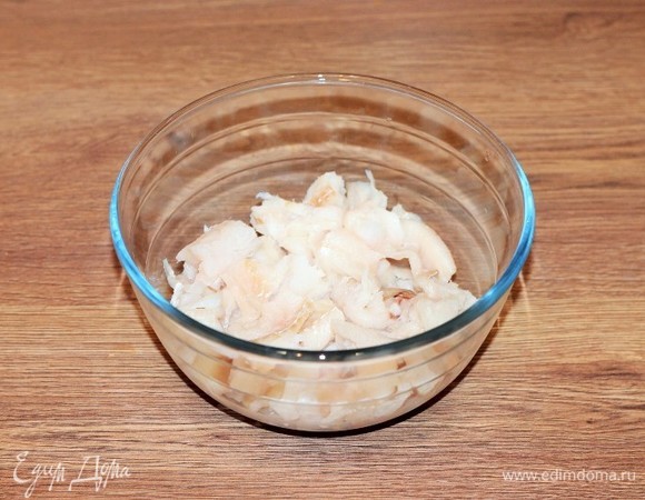 Рыбное филе разморозить в режиме «Турборазморозка». Выставляем вес рыбы, и СВЧ-печь сама выбирает время разморозки. Нарезаем рыбу кусочками.