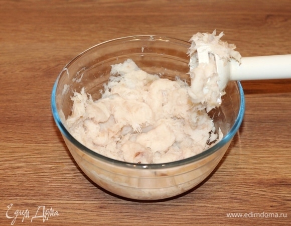 Измельчаем рыбу блендером.