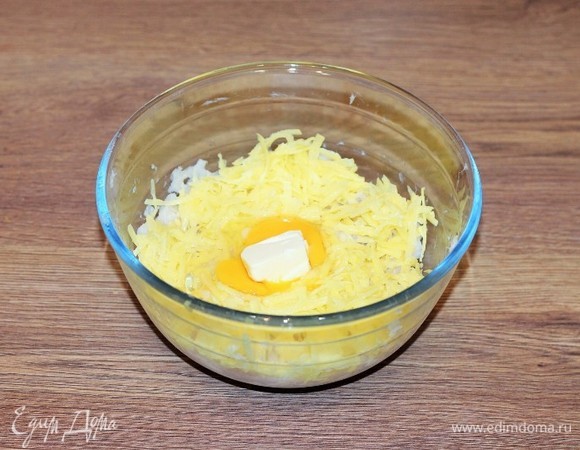 Добавляем в рыбное филе кусочек мягкого сливочного масла, тертый на крупной терке картофель и яйцо. Взбиваем блендером.