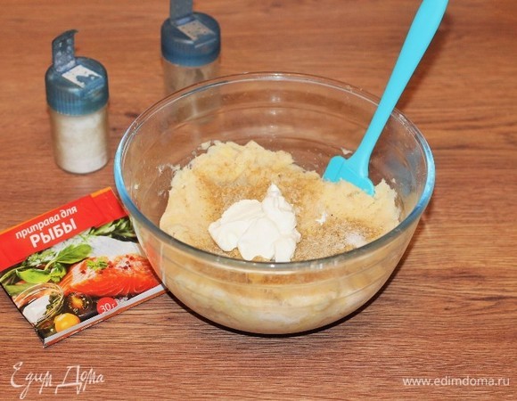 В рыбную смесь добавляем приправу для рыбы, сметану, соль и перец, перемешиваем ложкой.