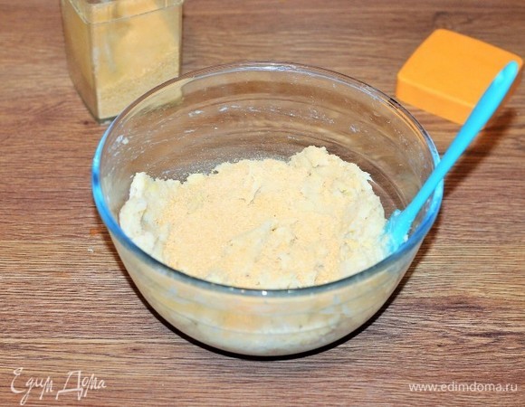 Затем добавляем по 1 столовой ложке панировочные сухари и перемешиваем.